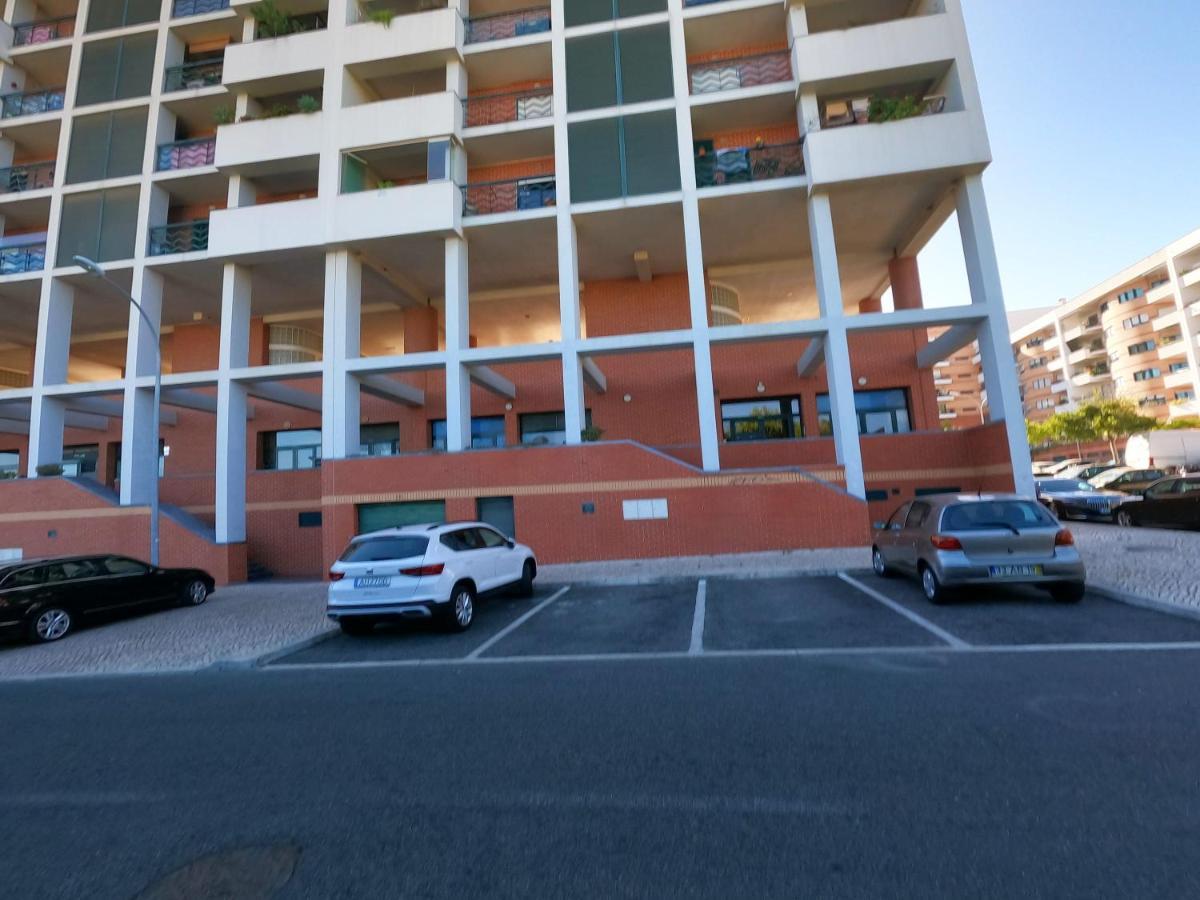 Lisbon 2 bedroom apartment with balcony in Algés Esterno foto
