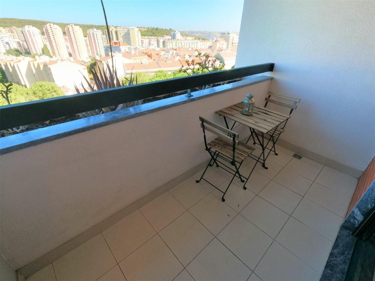 Lisbon 2 bedroom apartment with balcony in Algés Esterno foto