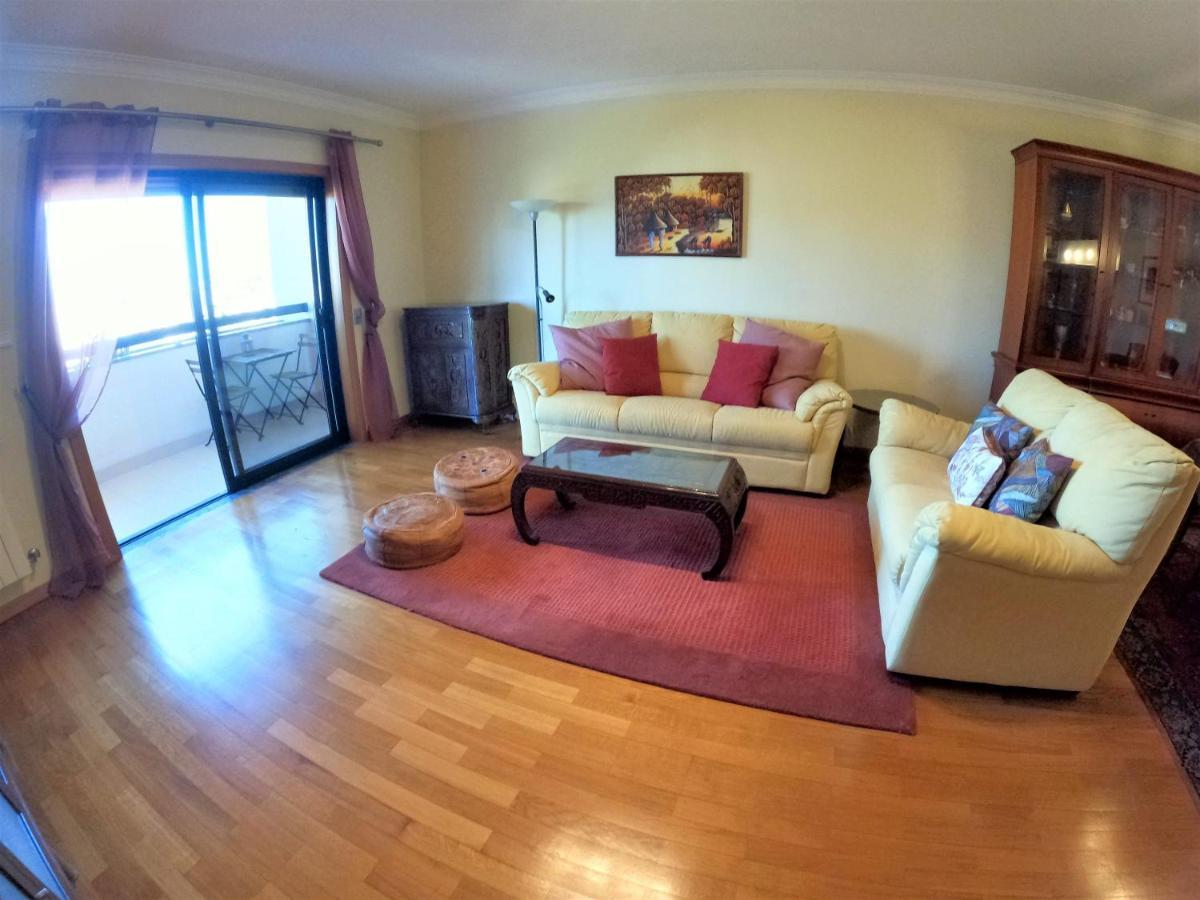 Lisbon 2 bedroom apartment with balcony in Algés Esterno foto