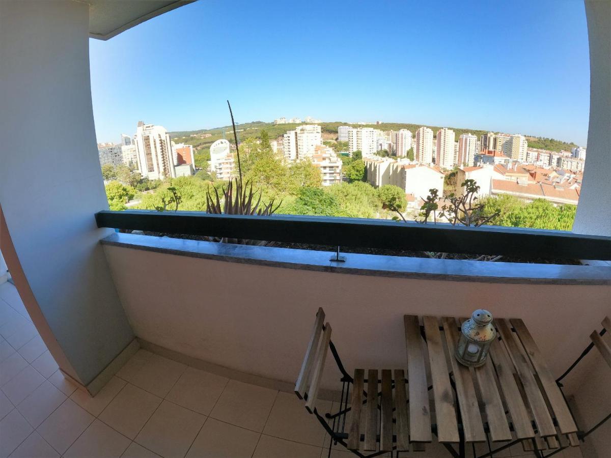 Lisbon 2 bedroom apartment with balcony in Algés Esterno foto