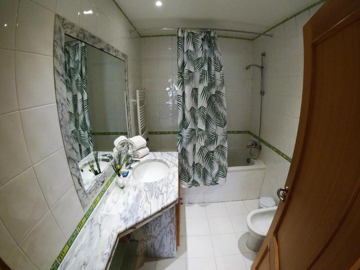 Lisbon 2 bedroom apartment with balcony in Algés Esterno foto